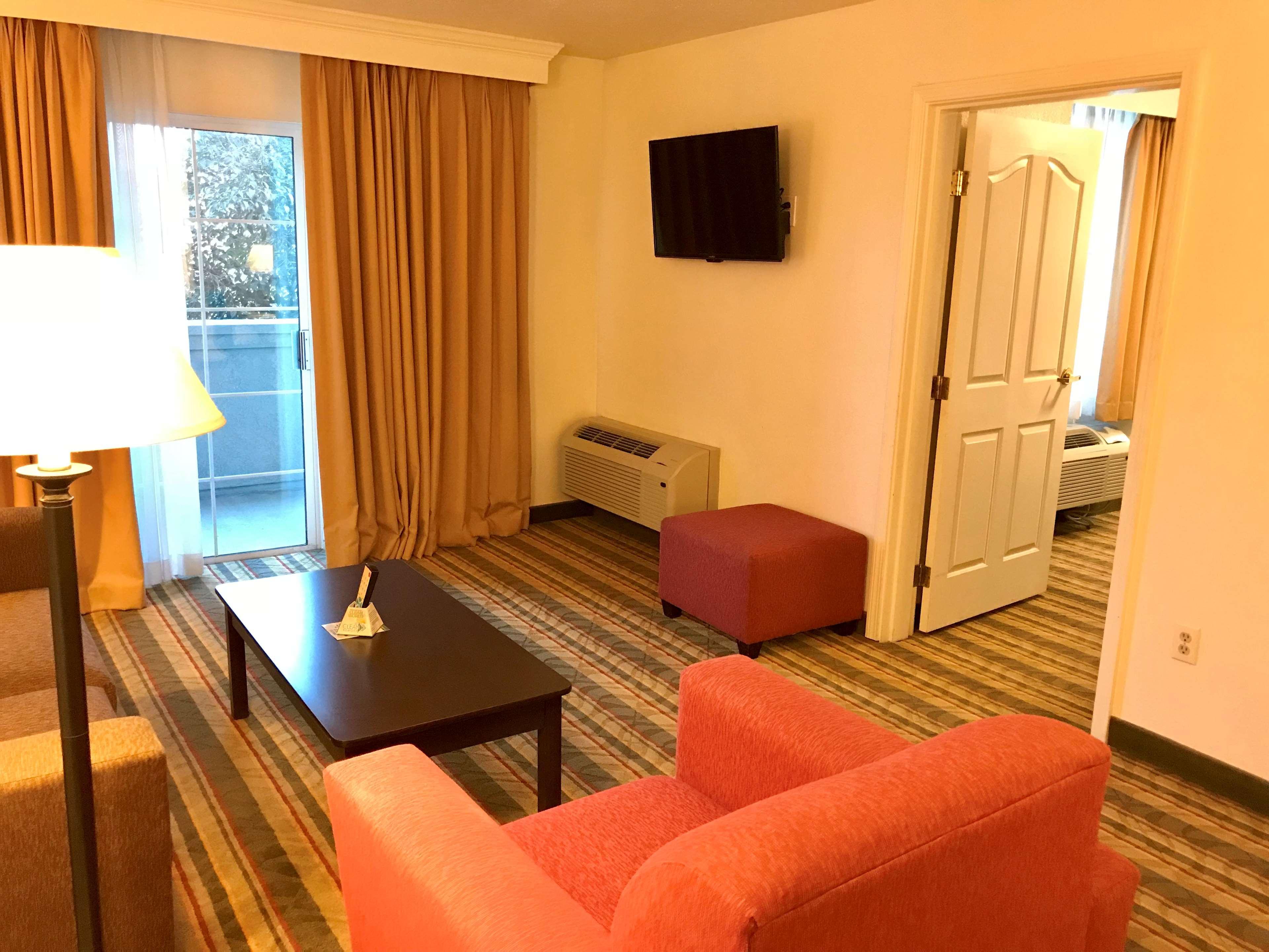 Best Western Plus Moose Jaw Bagian luar foto