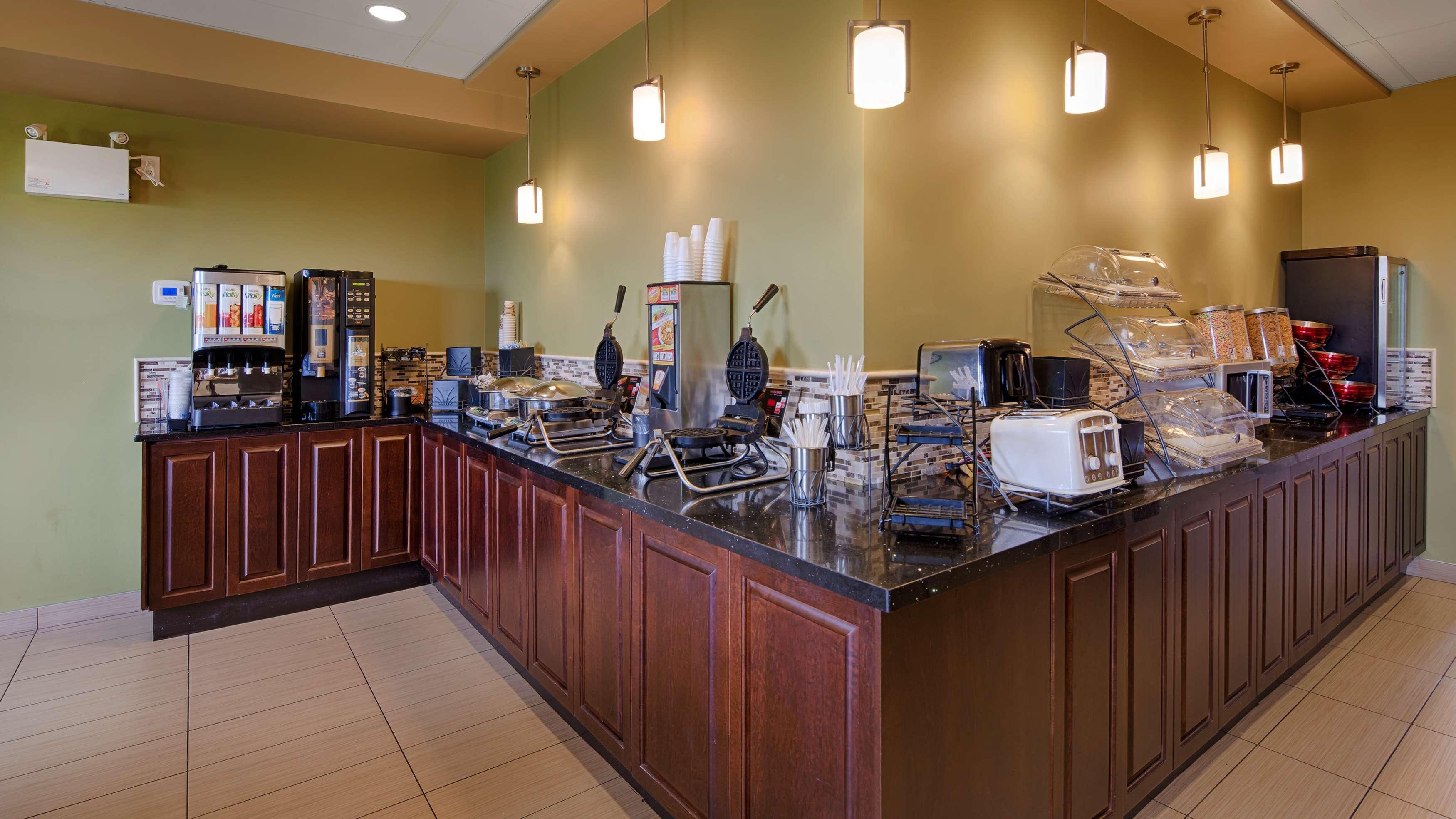 Best Western Plus Moose Jaw Bagian luar foto